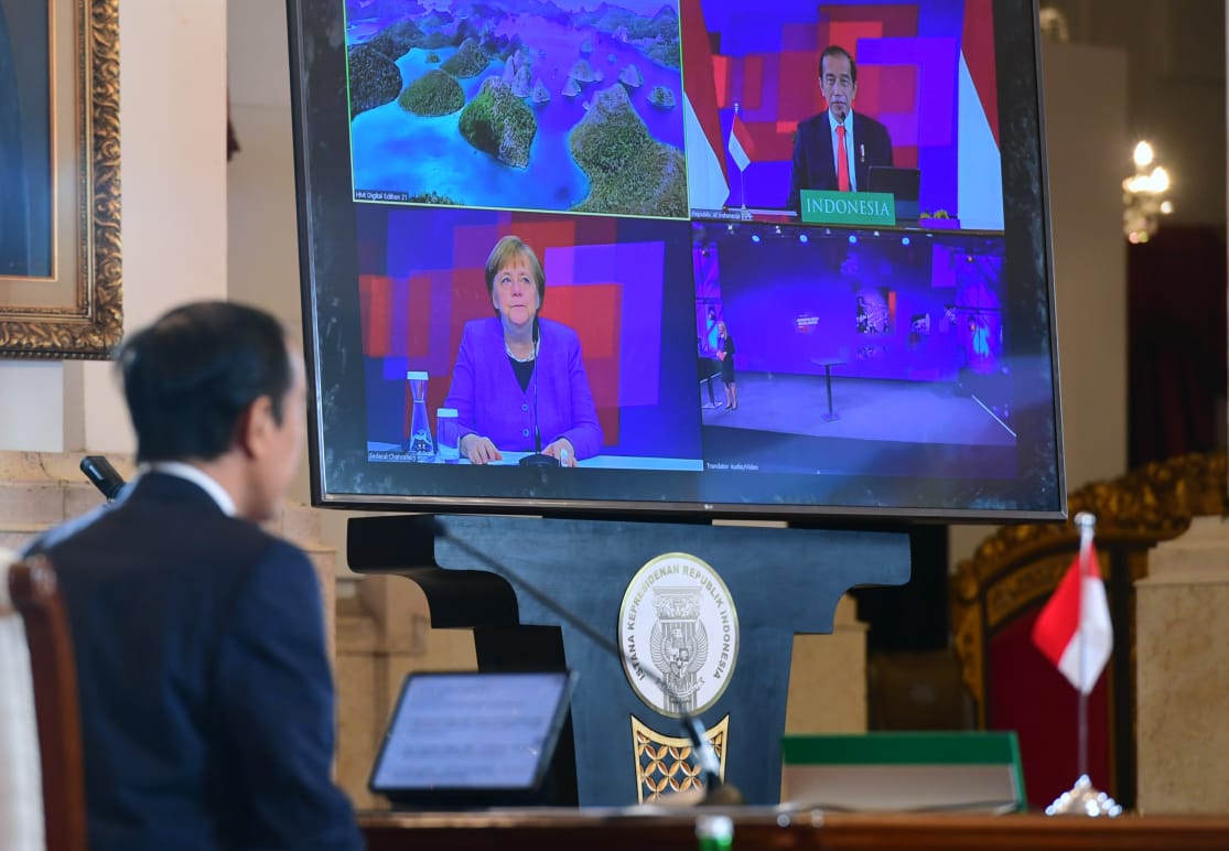 Presiden RI Jokowi dan Kanselir Jerman Angela Merkel saat secara resmi membuka Hannover Messe 2021, secara virtual, Senin (12/04/2021).