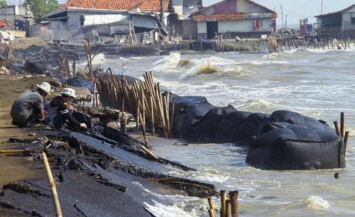 tumpahan minyak mentah milik Pertamina yang tercecer kembali di pesisir Pantai Cemarajaya, Cibuaya, Karawang, Jawa Barat, Selasa (27/4/2021)