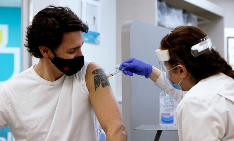 Perdana Menteri Kanada Justin Trudeau disuntik vaksin penyakit virus korona (COVID-19) AstraZeneca di sebuah apotek di Ottawa, Ontario, Kanada, Jumat (23/4/2021). Foto : /REUTERS.