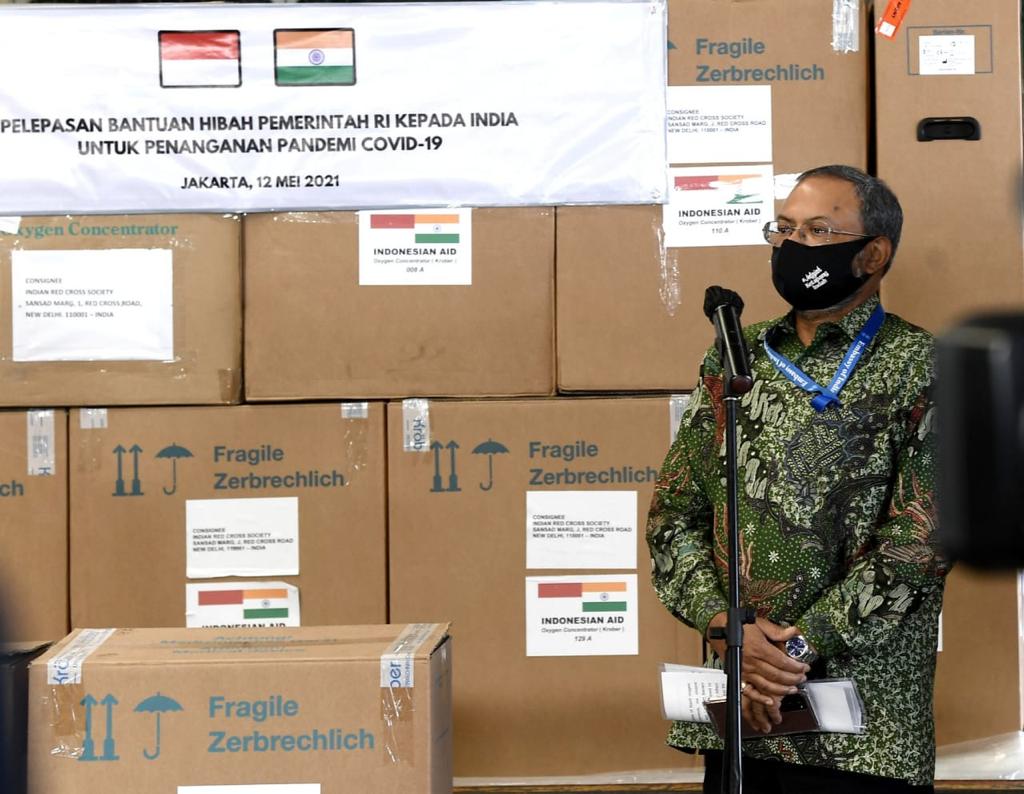 Pelepasan Bantuan Hibah Pemerintah RI kepada India untuk Penanganan Pandemi COVID-19, di Bandar Udara Soekarno Hatta, Tangerang, Banten.