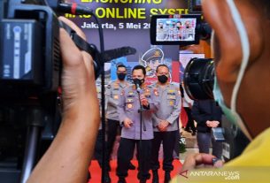 Kapolri Jenderal Pol Listyo Sigit Prabowo memberikan keterangan pers usai peluncuran aplikasi Binmas Online System Versi 2.0 (BOS V2) di Auditorium PTIK, Jakarta, Rabu (5/5/2021). Foto : Antara.
