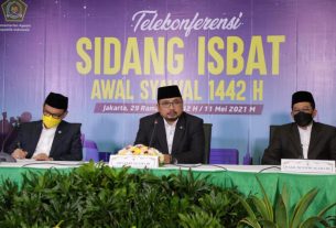 Menag Yaqut Cholil Qoumas, Ketua MUI KH Abdullah Jaidi, dan Wakil Ketua Komisi VIII TB Ace H Syadzili umumkan hasil isbat awal Syawal, di Kantor Kemenag, Jakarta, Selasa (11/5/2021).