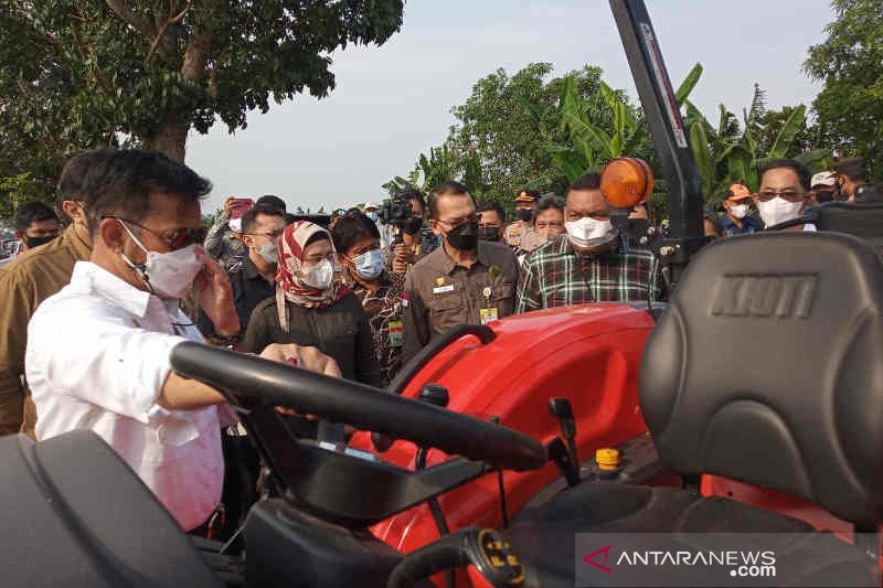 Menteri Pertanian (Mentan) Syahrul Yasin Limpo (kiri) saat melihat mesin pertanian yang akan diberikan kepada kelompok tani di Desa Wanasari, Kabupaten Indramayu. Foto : Antara