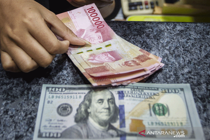 Karyawan menghitung uang di salah satu gerai penukaran uang asing di Jakarta. Foto : Antara