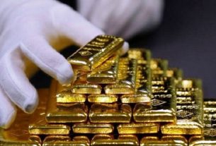 Seorang karyawan menyortir emas batangan di Pabrik Pemisahan Emas dan Perak Austria Oegussa di Wina, Austria. Foto : Reuters.