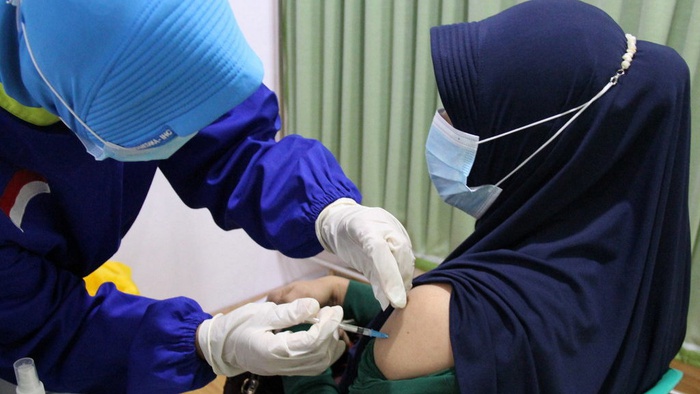 Petugas kesehatan menyuntikkan vaksin COVID-19 Sinovac kepada seorang jemaah calon haji di Dumai, Riau, Selasa (20/4/2021). ANTARA FOTO